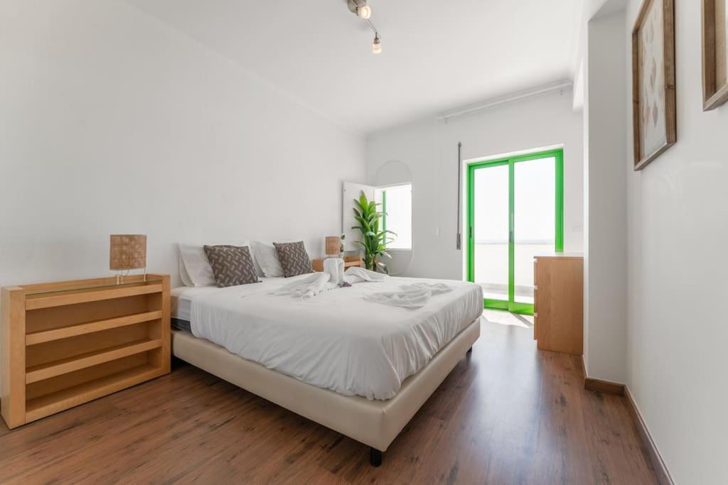 Sunset Terrace - Beachfront Apartment With Private Parking Nazaré Dış mekan fotoğraf